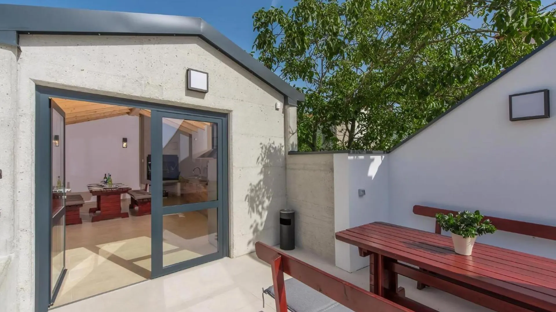 Wohnung In Pjescana Uvala Mit Grosser Terrasse Pula Apartment